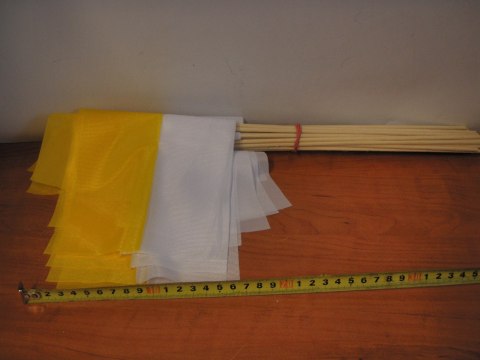 Flaga materiał żółto-biała chorągiewki 25szt. PAPIESKA 8520