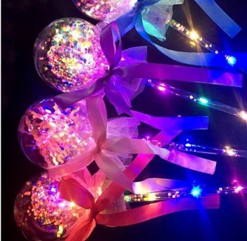 Pałeczka LED z łańcuchem i kuleczkami 37cm 10383