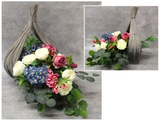Stroik zalewany BIAŁE RÓŻOWE RÓŻE NIEBIESKIE HORTENSJE KOSZ serce RATTAN ok. 40x65x50 cm ok. 2,4 kg S7-143A